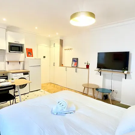 Justine Suite, Place De La Republique * Parijs