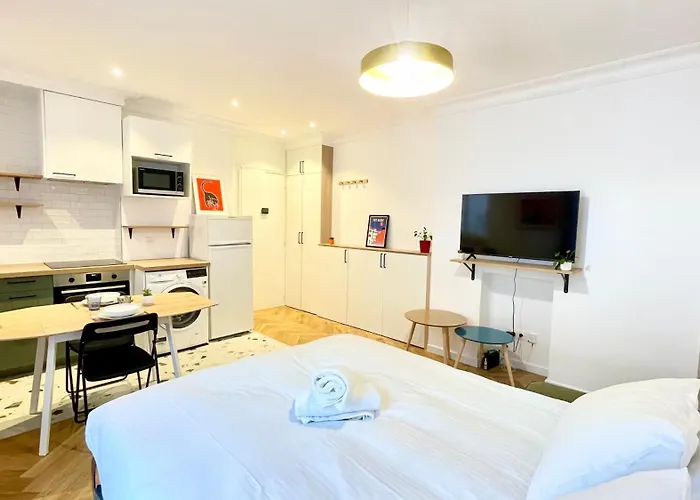 Justine Suite, Place De La Republique * פריז
